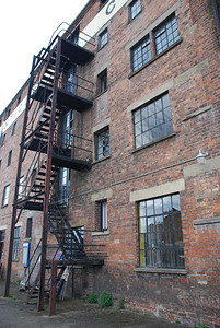 乡村梯子优质的在一座旧砖墙建筑中生锈的火灾逃楼梯图片