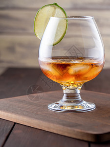 在木制背景威士忌上一杯在木制桌上加冰苏格兰人酒空白的图片