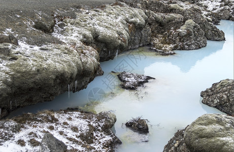 水平的蓝色环礁冰原柱与温暖水的对比极端景观图片