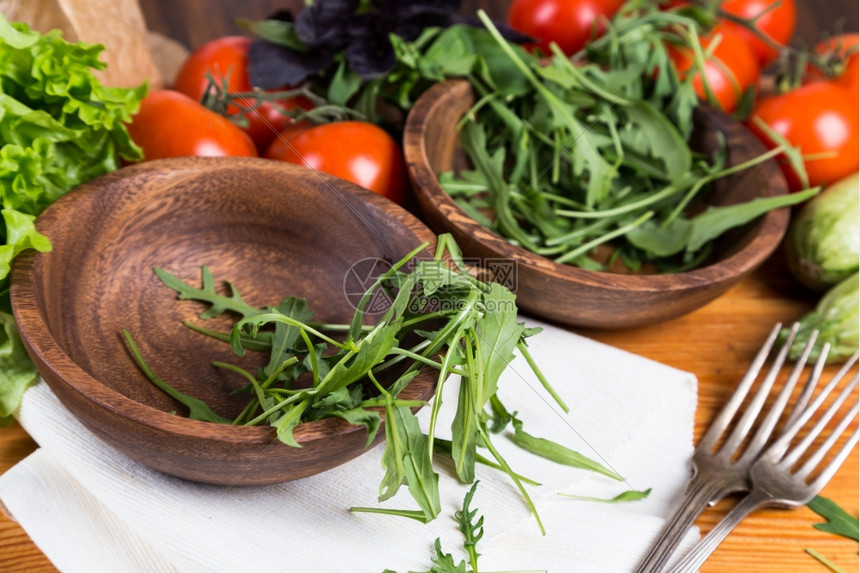 木制的由混合蔬菜和木碗制成的背景食物秋天图片