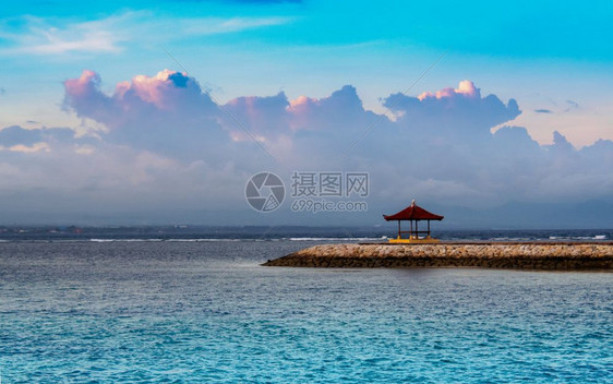 逃脱日落时分在开阔水域的巴厘岛凉亭岩石自然图片