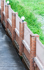 城市安全欧洲风格房屋的砖栅栏绿色图片