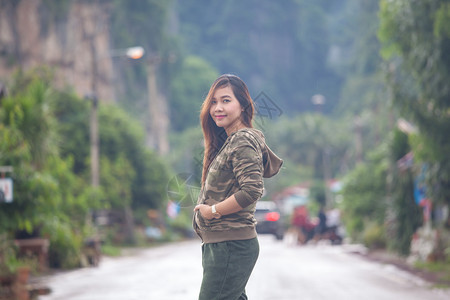 路边美丽的亚洲年轻女子肖像泰国模型年轻的图片