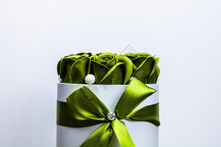 绿色玫瑰在圆豪华礼物盒中的绿玫瑰一纸箱隔绝的包花美丽朵展示图片