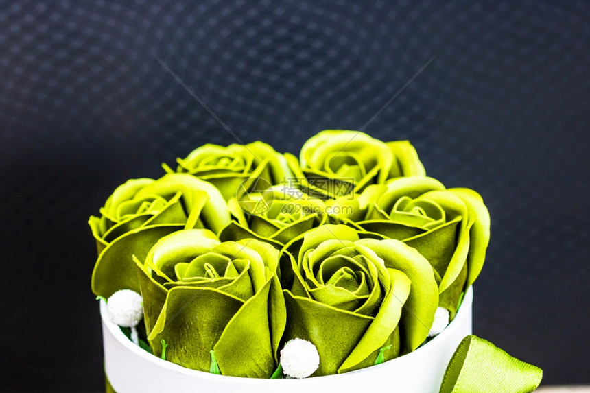 植物绿色玫瑰在圆豪华礼物盒中的绿玫瑰一纸箱隔绝的包花开生日图片