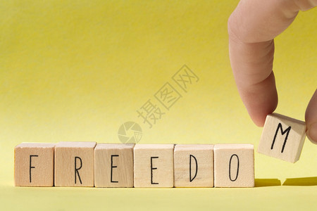 题词字母带有自由一词的木块自由概念背景特写黄色带有自由一词的木块自由概念背景特写幸福图片