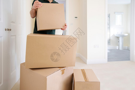 30多岁包装搬家当天关闭移出人将箱装运入新家的行李箱帮助图片