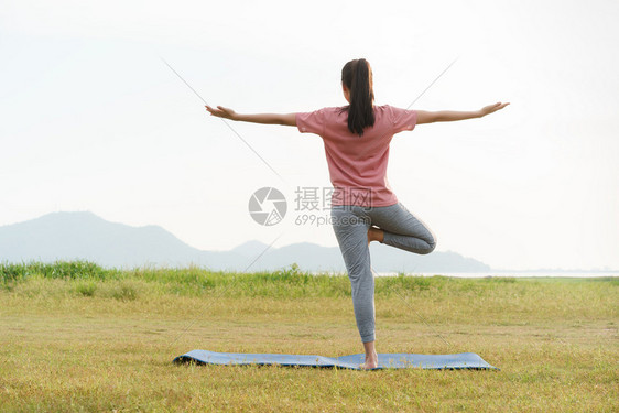 亚洲女青年在放松自然背景生命和保健概念中练习和瑜伽并从事生活松弛训练图片
