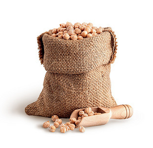 自然蛋白质干鹰嘴豆和勺子在白色背景上分离的袋子干鹰嘴豆和勺子的袋植物图片