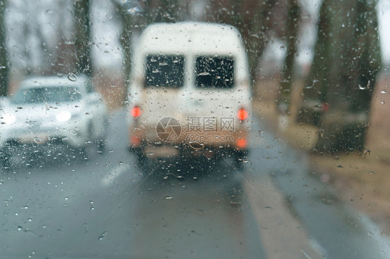 水在大雨中驾车高速公路上汽车玻璃的雨滴湿沥青降低抽象的图片