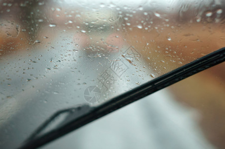 窗户雨速度降低在大雨中驾车高速公路上汽车玻璃的雨滴湿沥青驾驶背景