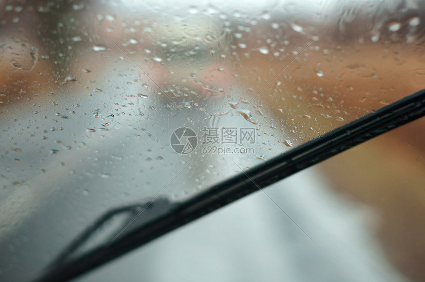 速度降低在大雨中驾车高速公路上汽车玻璃的雨滴湿沥青驾驶图片