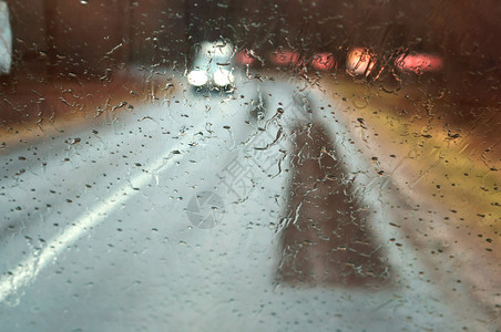外部窗户速度在大雨中驾车高速公路上汽车玻璃的雨滴湿沥青图片