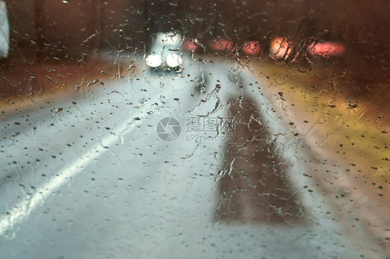 外部窗户速度在大雨中驾车高速公路上汽车玻璃的雨滴湿沥青图片