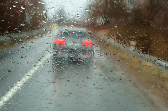 水加里宁格勒降低在大雨中驾车高速公路上汽车玻璃的雨滴湿沥青图片