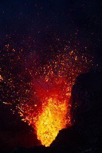 积极的坦纳在火山爆发时亚苏尔喷洒熔岩和火焰与山爆发时形成对比爆炸图片