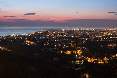 景观城市的意大利语黄昏时分托斯卡纳利沃诺市鸟瞰图黄昏时托斯卡纳利沃诺市鸟瞰图图片