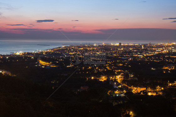 景观城市的意大利语黄昏时分托斯卡纳利沃诺市鸟瞰图黄昏时托斯卡纳利沃诺市鸟瞰图图片