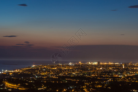 黄昏时分托斯卡纳利沃诺市鸟瞰图黄昏时托斯卡纳利沃诺市鸟瞰图旅游城的建造图片