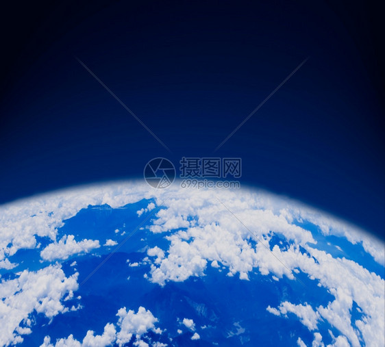 星全球的蓝色大地在有山和云的太空中科学图片