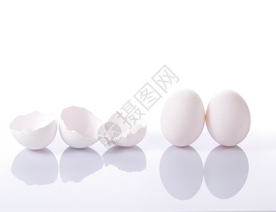 以白色背景反射的蛋壳和鸡组产品厨师健康图片