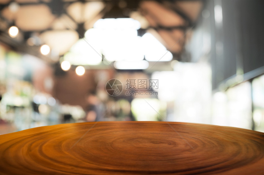 空白的含模糊咖啡店背景的空木制表格棕色的墙图片