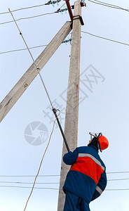 损害技术安全蓝色的电服装有器在线上架设防土铁丝网图片