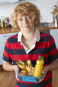 微笑厨房里男孩的肖像健康学校包装午餐乔治三明图片