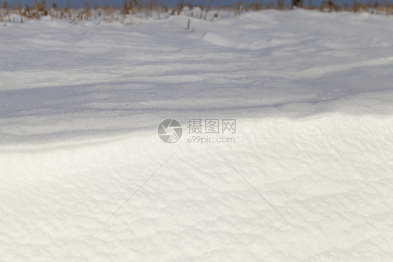 美丽的优在阳光明媚的冬季日上积雪结构中的积雪运动夹紧了积雪运动的自然结构装饰品图片