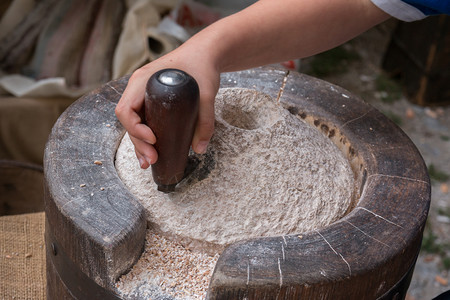 结石农场使用古老的手动石磨厂利用古代手动石磨厂粮食图片