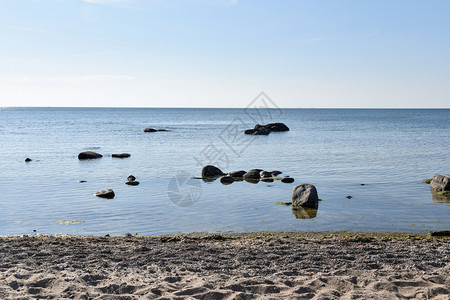 石头晴天从波罗的海瑞典群岛奥兰海岸角度观测到水图片