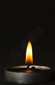 伤心忧郁黑色背景的蜡烛哀悼图片