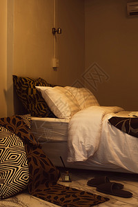 家具纺织品现代的枕头和毯子在床上有温暖的灯光枕头和床毛毯在上图片