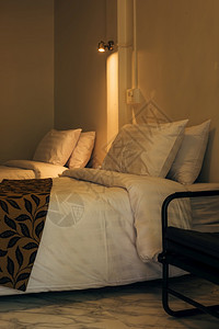枕头和毯子在床上有温暖的灯光枕头和床毛毯在上奢华卧室舒适图片