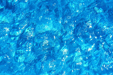清除反射游泳池中的蓝色水清爽图片