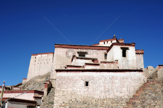 亚洲人文化一座著名的古藏城堡地印与蓝天对立红色的图片