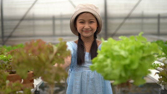 在农场拿着一把生菜的小女孩图片