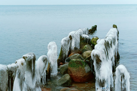 冰中的防波堤海上冰海中防波堤上冰中防波堤风景优美海滩支撑图片