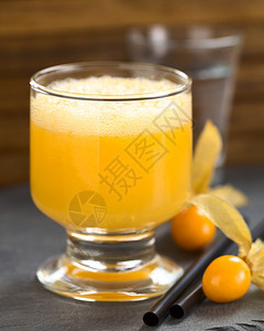 樱桃准备好的豪饮秘鲁鸡尾酒叫做AguaymantoSourPhyssalisSour由五盐汁秘鲁葡萄苦酒糖浆和蛋白制成边有饮用稻图片