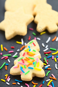 圣诞时自制烤糖饼干在首选焦点上加冰淇淋和多彩的喷洒选择焦点专注13在圣诞节自制甜饼干图片中点釉假期图片