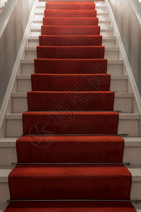 豪华室内楼梯上的红地毯特写豪华室内楼梯上的红地毯奢华进入电影图片