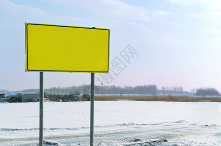 黄色警告标志冬季道路上的标站冬季道上的标站黄色警告志旅行形象的广告牌图片