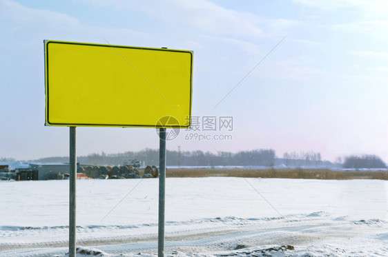 黄色警告标志冬季道路上的标站冬季道上的标站黄色警告志旅行形象的广告牌图片