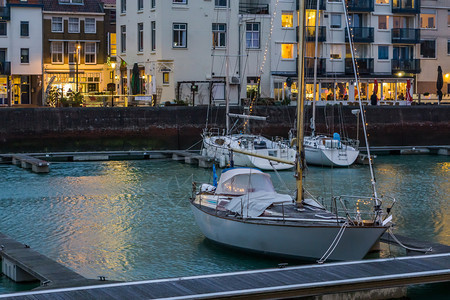 Vlissingen码头的城市景色荷兰Zeeland的热门城市夜间有灯光装饰船黑暗的停靠受欢迎图片