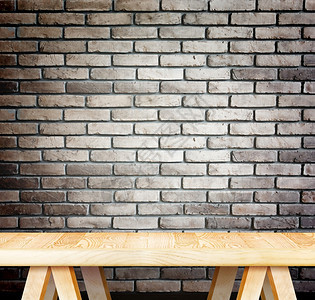 空木现代桌和背景的黑褐砖墙将产品显示的模版安装起来柜台优质的房间图片