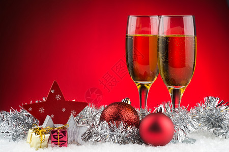 礼物新的两杯雪上香槟准备用于圣诞节庆祝活动红底的酒庆典图片