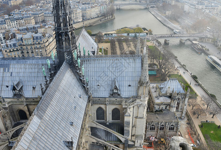 天空景观哥特圣母教堂之光从法国巴黎的顶层地标上空中观察图片