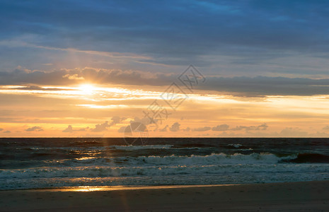 旅行波罗的海日落美丽出和海浪美丽的日出和海浪波罗的日落浪景观图片