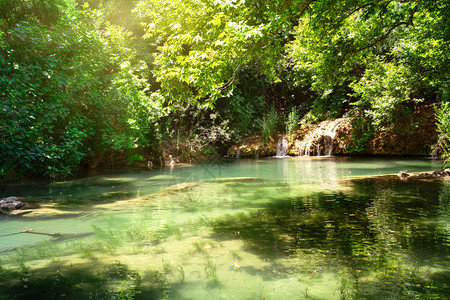 野餐溪流结石库尔苏努自然公园和瀑布与明绿湖水夏季风景安塔利亚土耳其库尔苏努自然公园及湖泊瀑布图片
