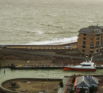 木制的码头旅游在荷兰泽受欢迎的城镇Vlissingen港停靠的船坞图片